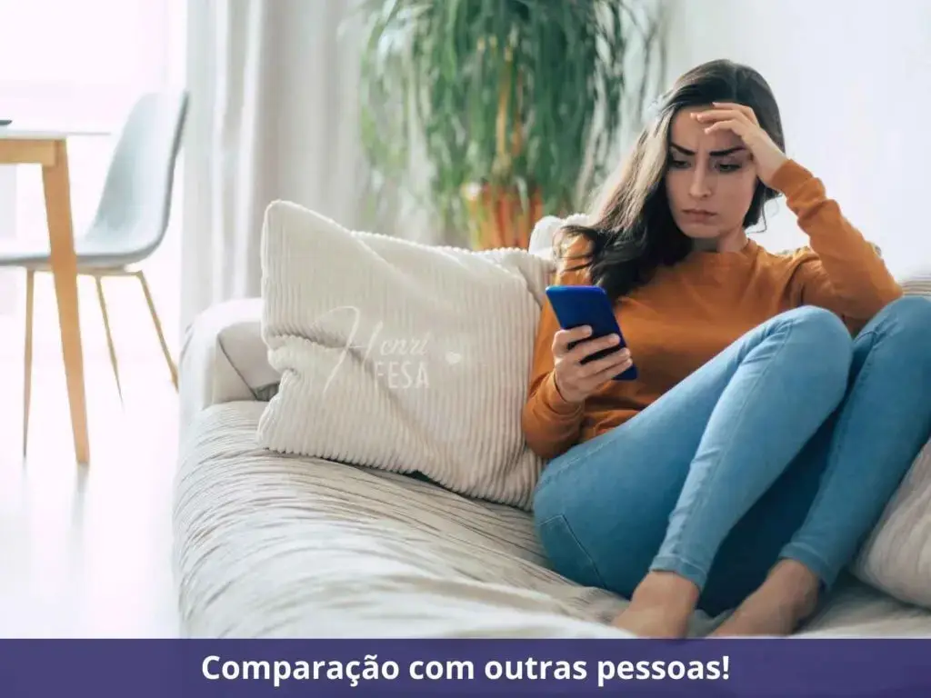 Tenho 30 anos e sou um fracassado no amor, isso tem solução? Mulher mexendo no celular, com semblante de indignada, se comparando com outras pessoas nas redes sociais!