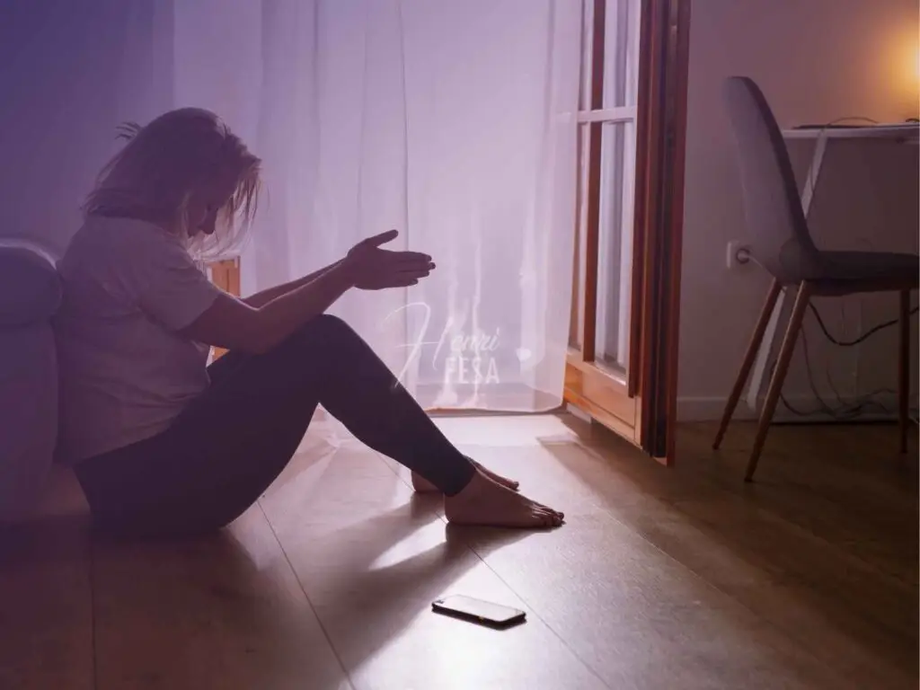 Mulher sentada ao chão, pensativa, cabisbaixa, pensando no relacionamento!