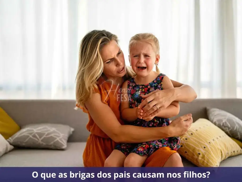 Entendendo o impacto da separação com filho de 3 anos Mulher sentada no sofá segurando menininha de 3 anos no colo que está chorando!