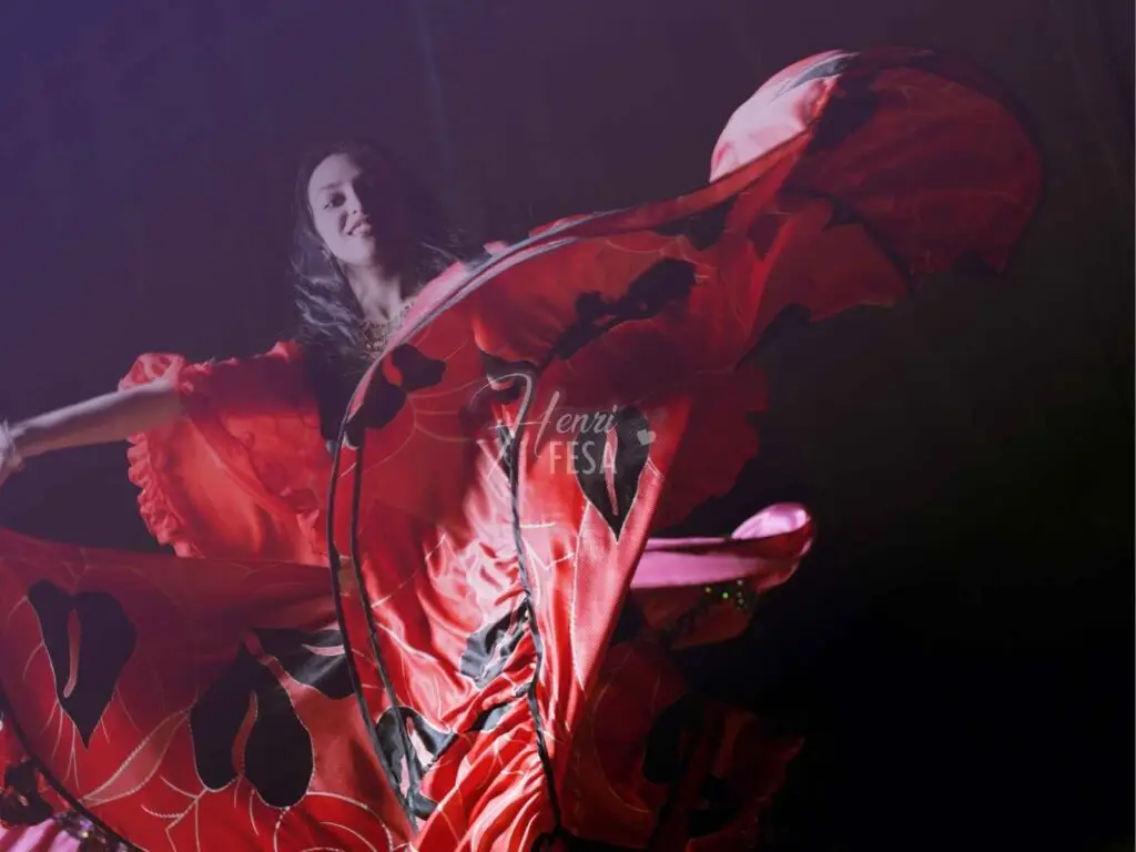 Imagem de uma bela mulher cigana de vestido vermelho dançando alegremente!