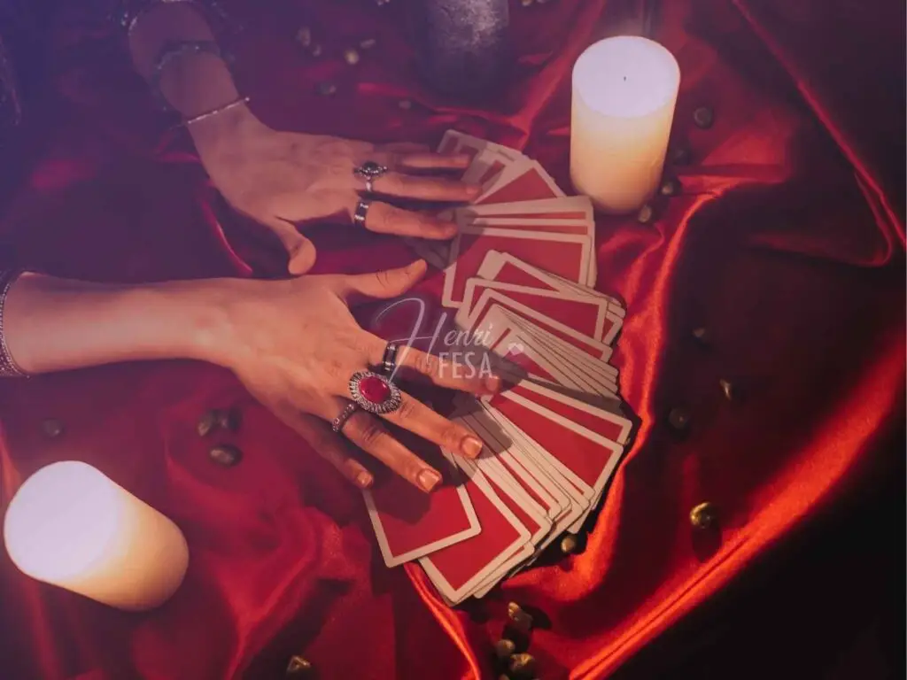 Especialista embaralhando o Tarot!