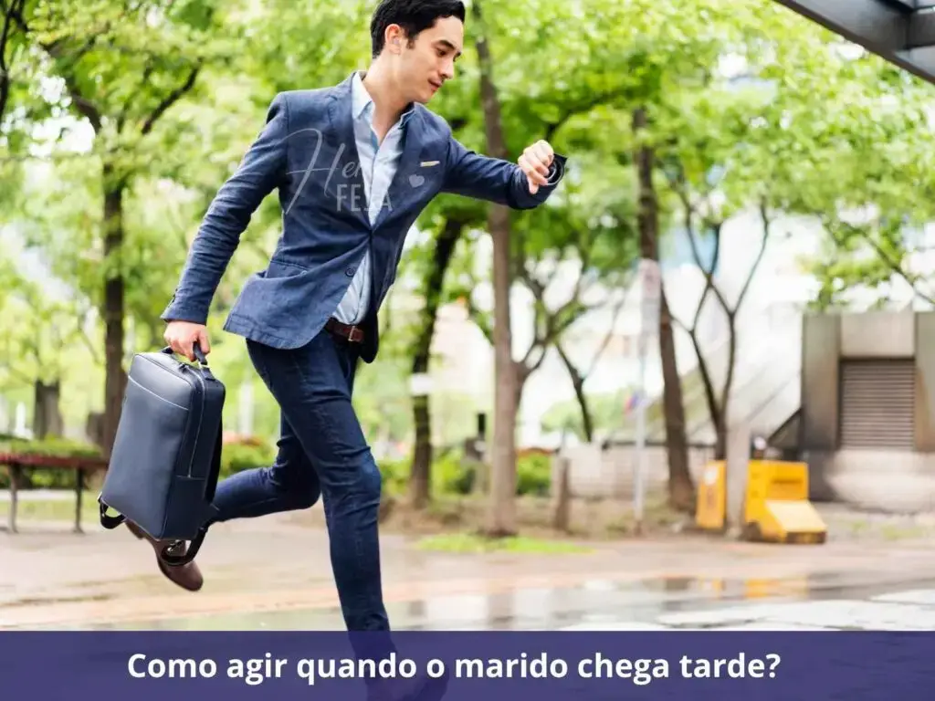 Como lidar com a solidão no casamento? Home de terno e gravata, com uma maleta na mão, correndo e olhando para o relógio no outro pulso, pois está atrasado para chegar em casa!