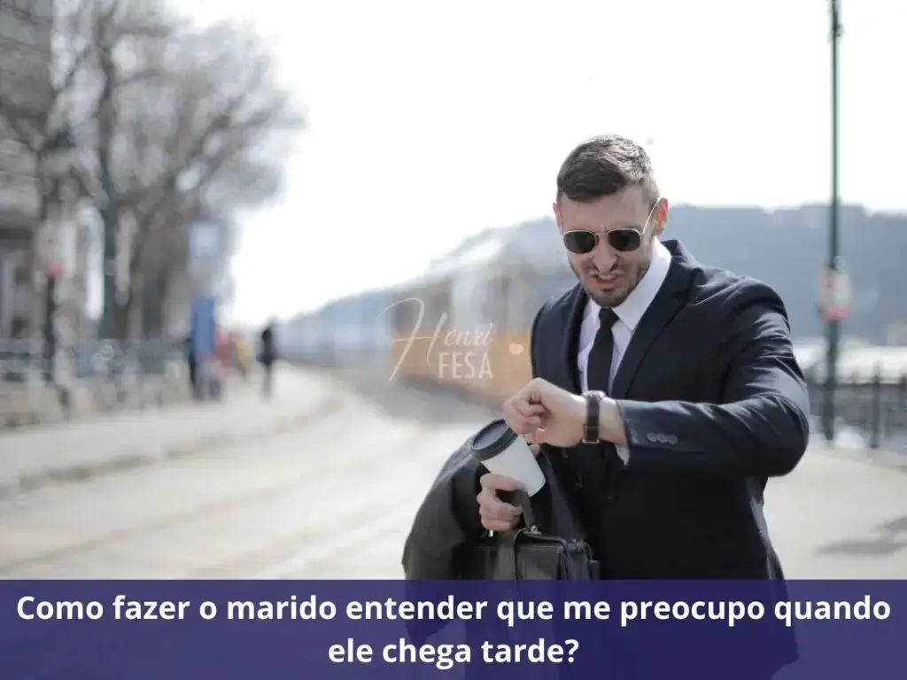 Como agir quando o marido chega tarde em casa? Homem de terno andando apressado, olhando para o relógio por estar atrasado!