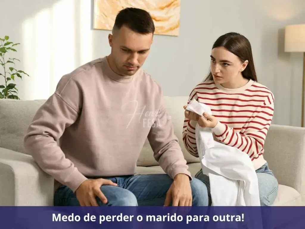 Homem cabisbaixo ouvido as reclamações e indignações de sua esposa que está com medo de perdê-lo