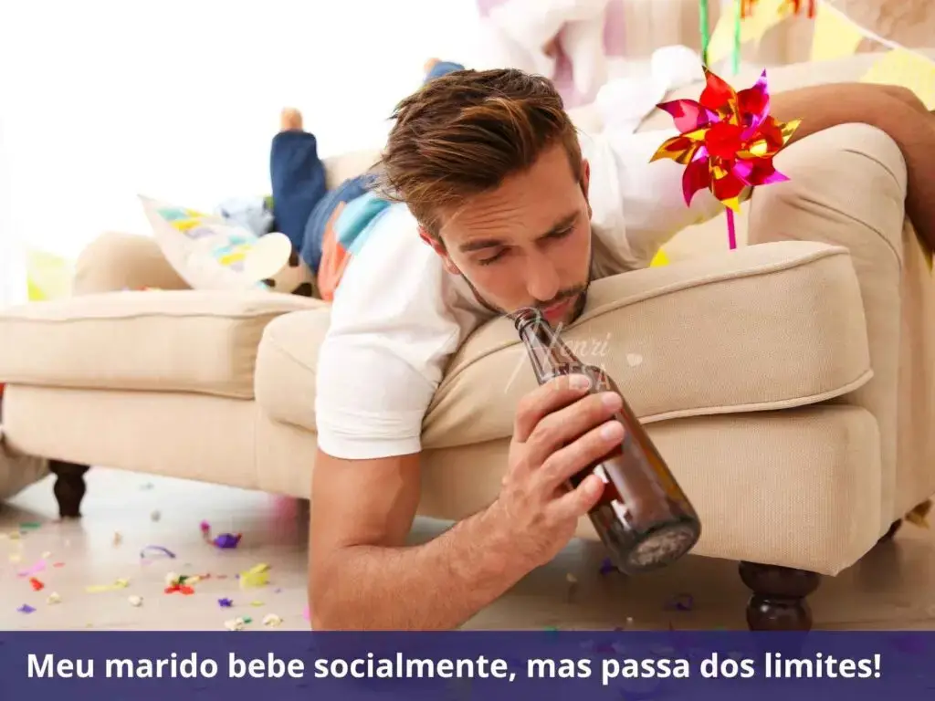 Homem totalmente alcoolizado, deitado no sofá com uma garrafa nas mãos e vários itens de festa sobre seu corpo!