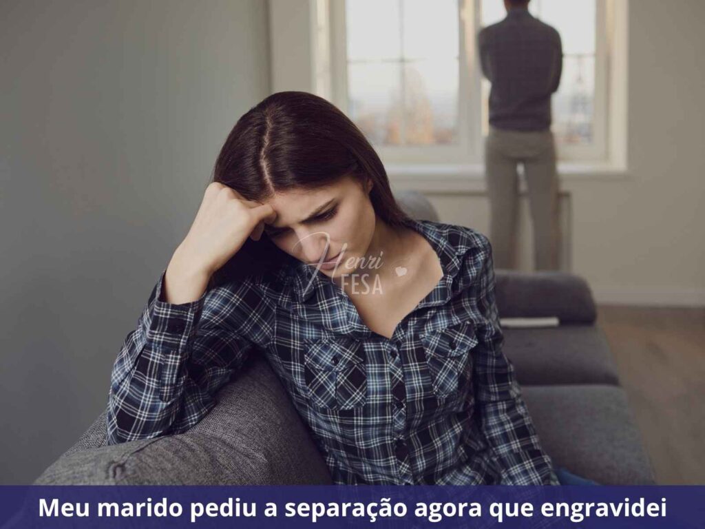 Como fazer meu marido desistir da separação? Mulher triste e reflexiva sentada ao sofá, homem em pé logo atrás na imagem olhando pela janela de forma reflexiva!