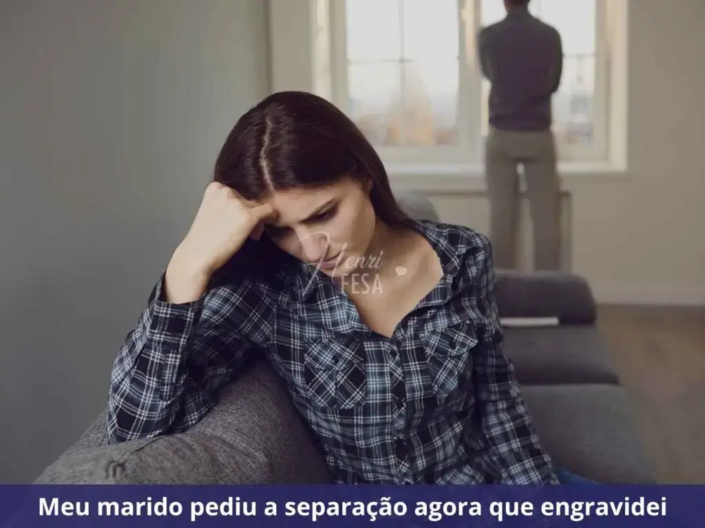 Mulher triste e reflexiva sentada ao sofá, homem em pé logo atrás na imagem olhando pela janela de forma reflexiva!