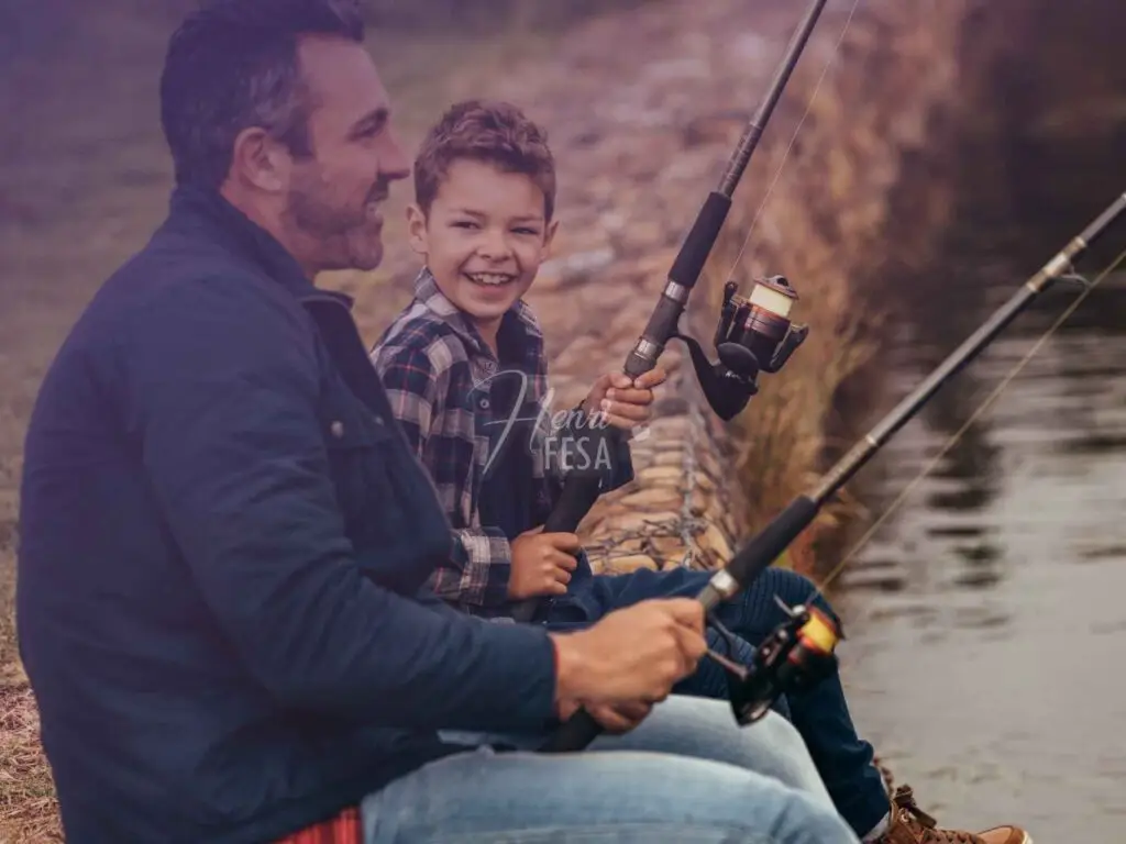 Home e filho pequeno pescando na beira do lago!