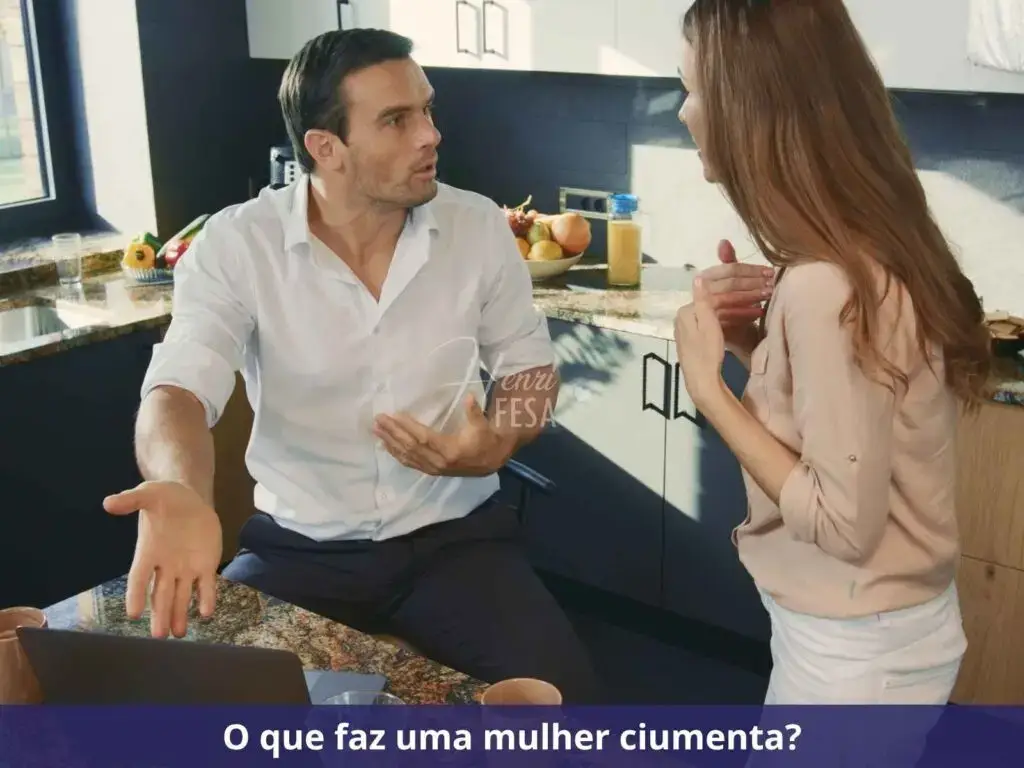 O ciúmes possessivo está destruindo seu relacionamento? Saiba o que fazer! Mulher discutindo com homem na cozinha por conta de ciúmes!