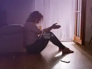 Mulher sentada ao chão, de cabeça baixa e refletindo sobre a falta de desejo e de amor por seu marido!