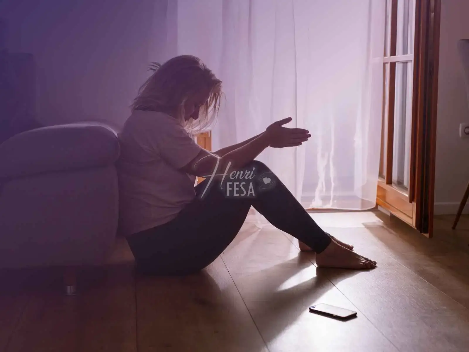 Mulher sentada ao chão, de cabeça baixa e refletindo sobre a falta de desejo e de amor por seu marido!