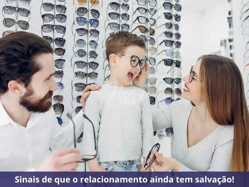 Meu marido só está comigo por causa do nosso filho! Como saber se é isso mesmo? Casal homem e mulher felizes com o filho pequeno escolhendo um óculos para ele!