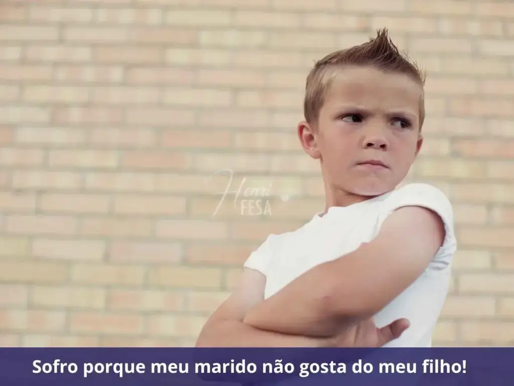 Meu marido não gosta do meu filho, o que fazer? Menino com semblante de moleque revoltado, de braços cruzados, em pose de rebelde olhando para a câmera!