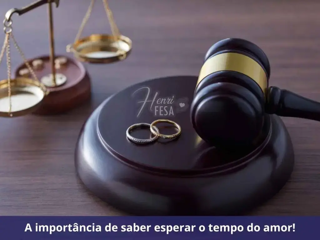 Casamento que durou 3 meses: por que termina tão rápido? Imagem simbólica de uma balança de dois lados em uma mesa, junto a um martelo de juiz, além de duas alianças sendo julgadas em um processo de separação!