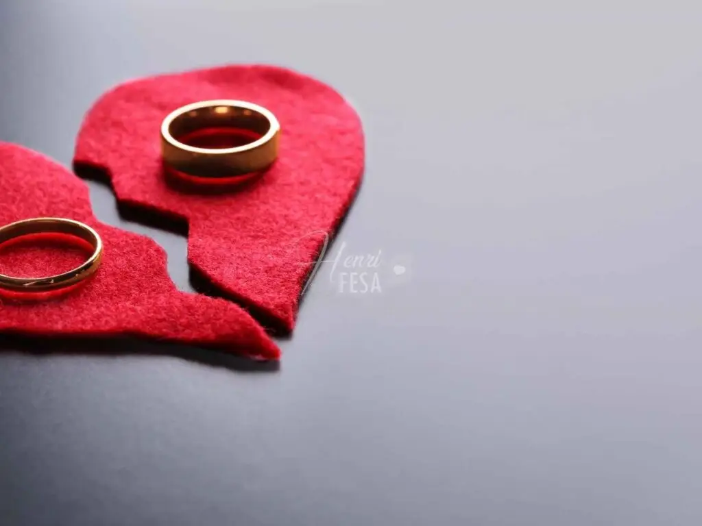 Imagem simbólica de um coração partido e em cada parte do coração separado, uma aliança, simbolizando um casamento que durou 3 meses!
