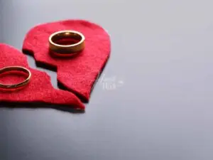 Imagem simbólica de um coração partido e em cada parte do coração separado, uma aliança, simbolizando um casamento que durou 3 meses!