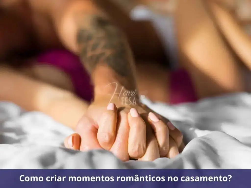 Sedução no casamento: como seduzir o próprio parceiro? Casal semi-nu deitados na cama, em posição de relacionamento e com as mãos dadas!