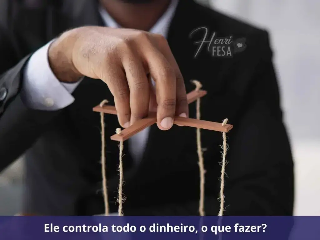 Homem de terno preto com marionete em mãos!