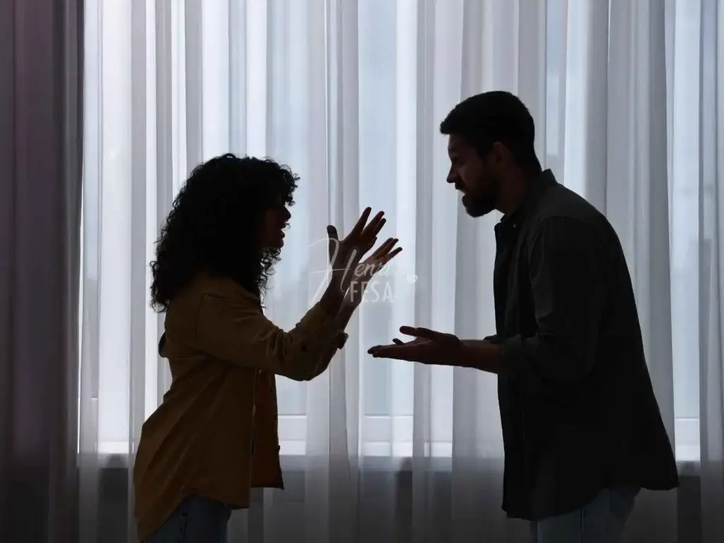 Casal discutindo e gesticulando muito!