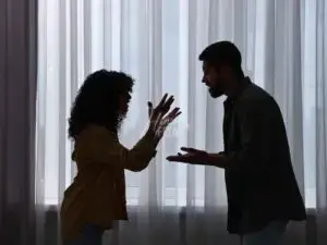 Casal discutindo e gesticulando muito!