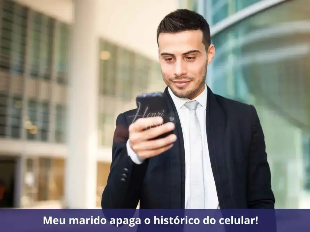 Meu marido entra em site de relacionamento, isso é o fim para nós? Homem sorrindo ao mexer no celular!