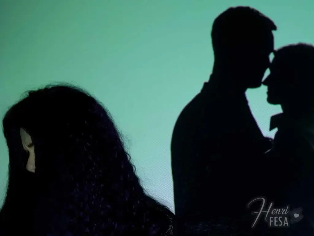 Silhueta de homem e amante se beijando e silhueta da esposa observando tudo isso de certa distância!