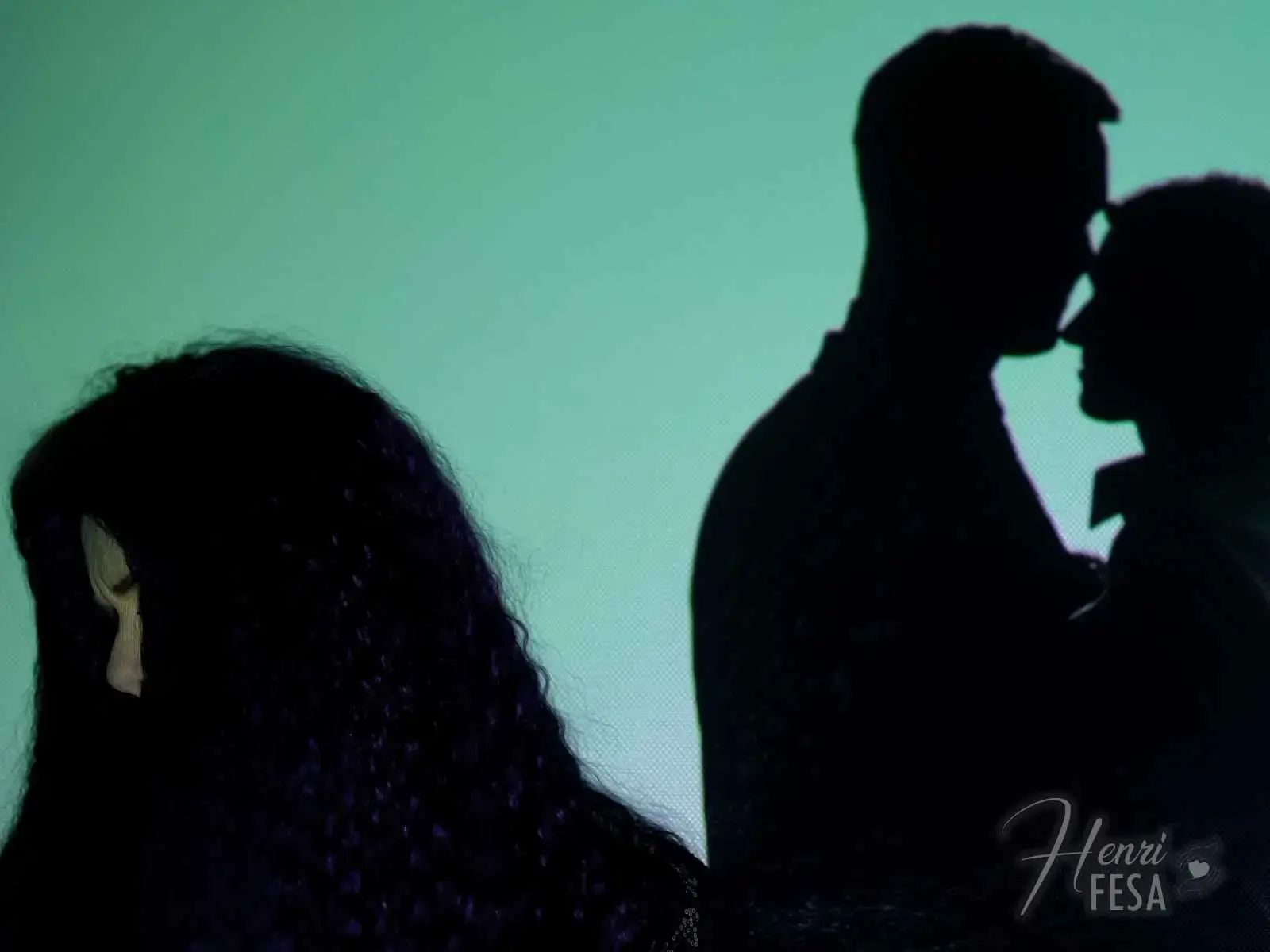 Silhueta de homem e amante se beijando e silhueta da esposa observando tudo isso de certa distância!