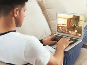 Homem em frente ao notebook visitando site de encontros românticos!