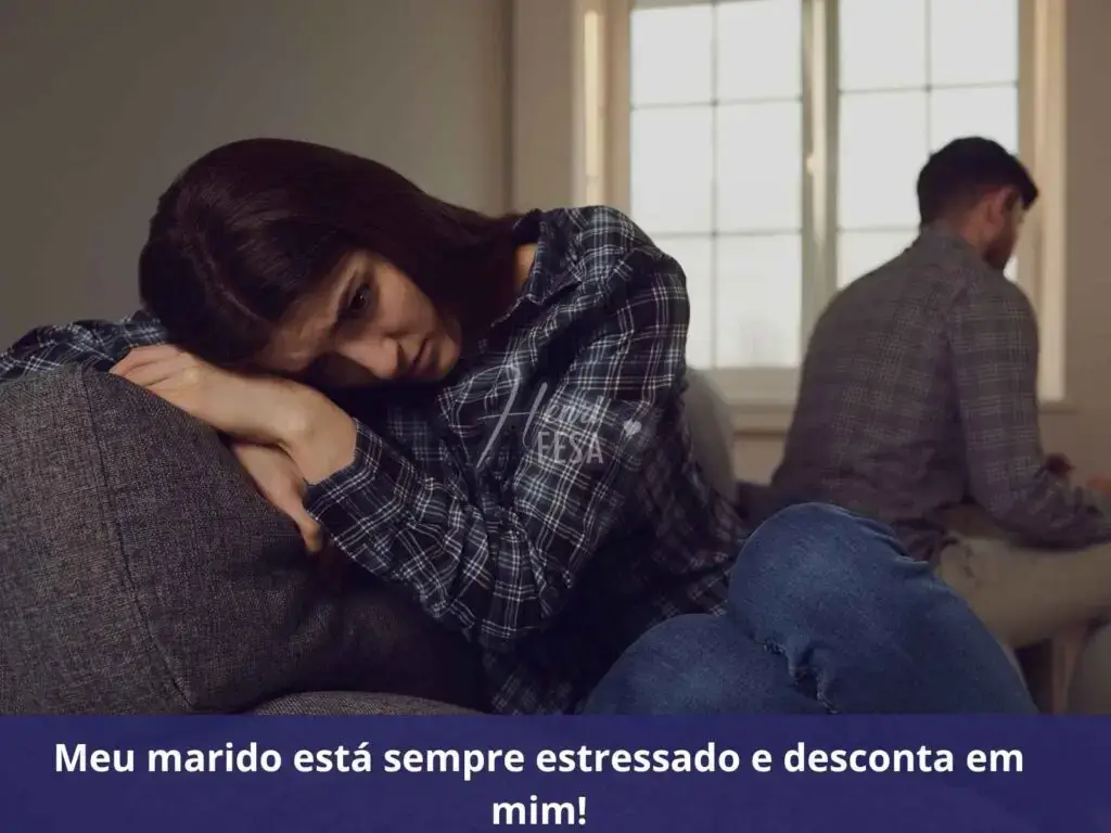 Esposa cabisbaixa no canto do sofá, marido sentado de costas para ela e mexendo no celular no outro canto!