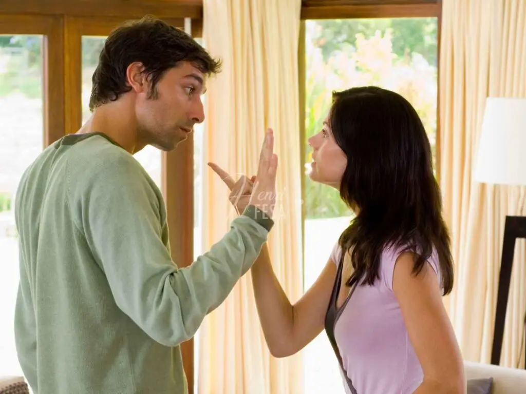 Homem e mulher discutindo arduamente, uma apontando o dedo na cara do outro!