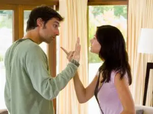 Homem e mulher discutindo arduamente, uma apontando o dedo na cara do outro!