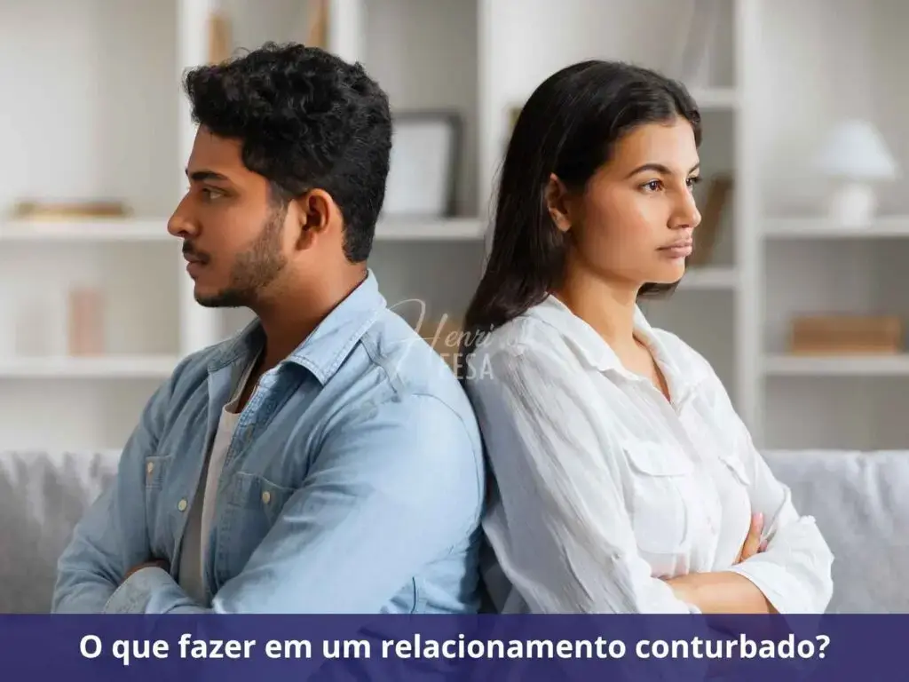Relacionamento conturbado: saiba como agir! Casal homem e mulher de costas um para o outro, ambos de braços cruzados e semblante de descontentamento!