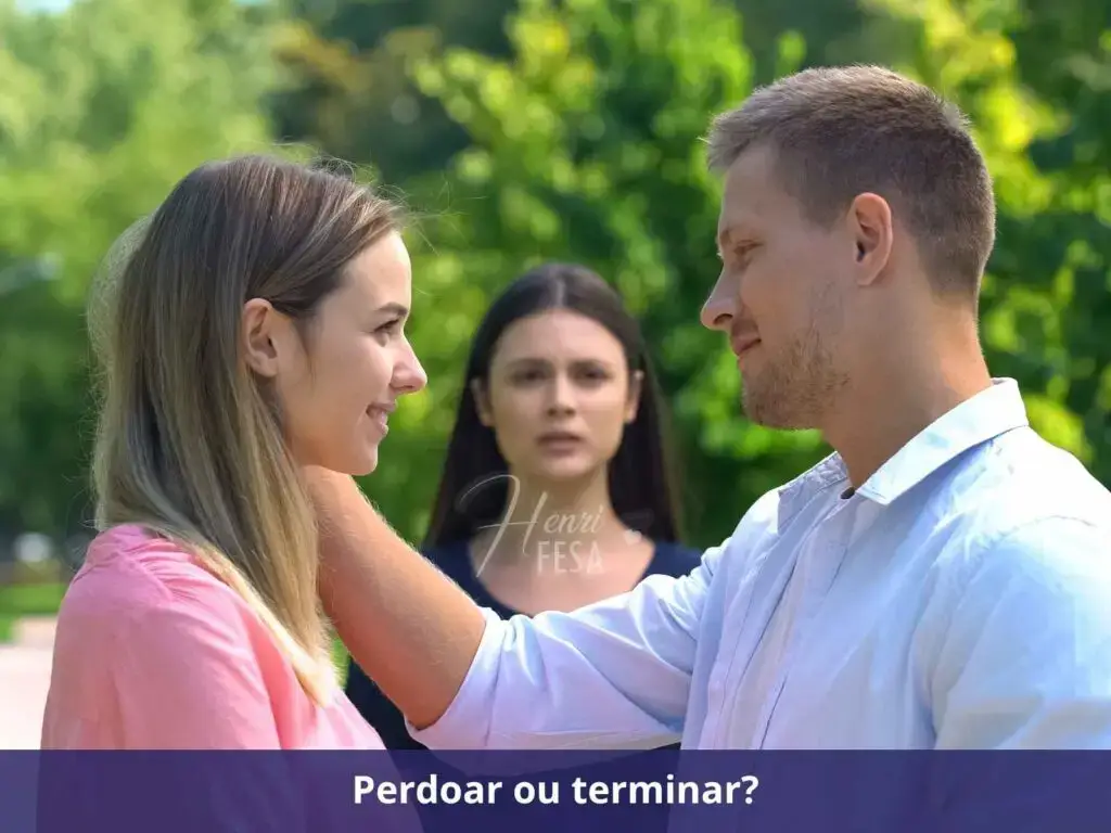 Meu marido beijou outra, e agora? Mulher observando de perto seu marido acariciando outra mulher em uma praça durante o dia!