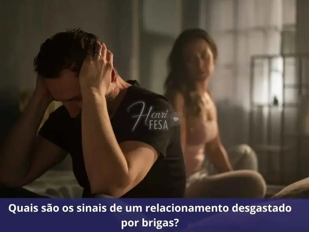 Eu e meu marido estamos discutindo muito, como dar um basta? Marido transtornado, com as mãos na cabeça, de canto, esposa olhando para ele, ambos desgastados após uma discussão de casal!