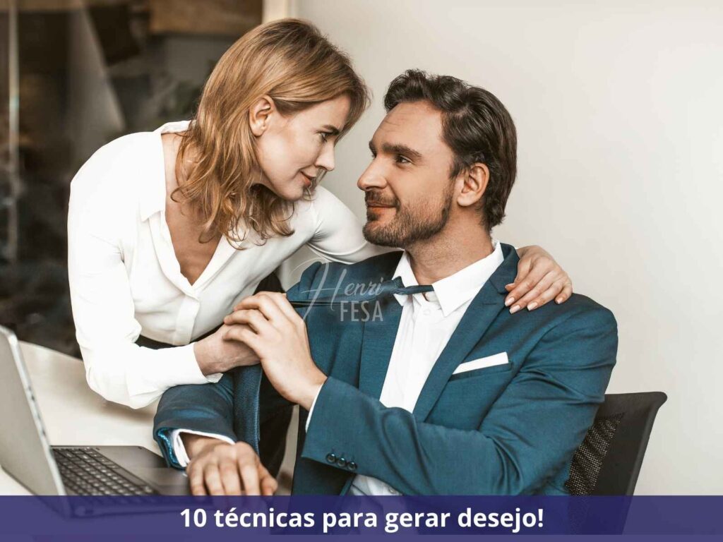 Como atiçar uma mulher? Mulher se posicionando para beijar homem que está sentado na cadeira de escritório, ambos vestidos formalmente, mostrando que o desejo dela por ele está forte!