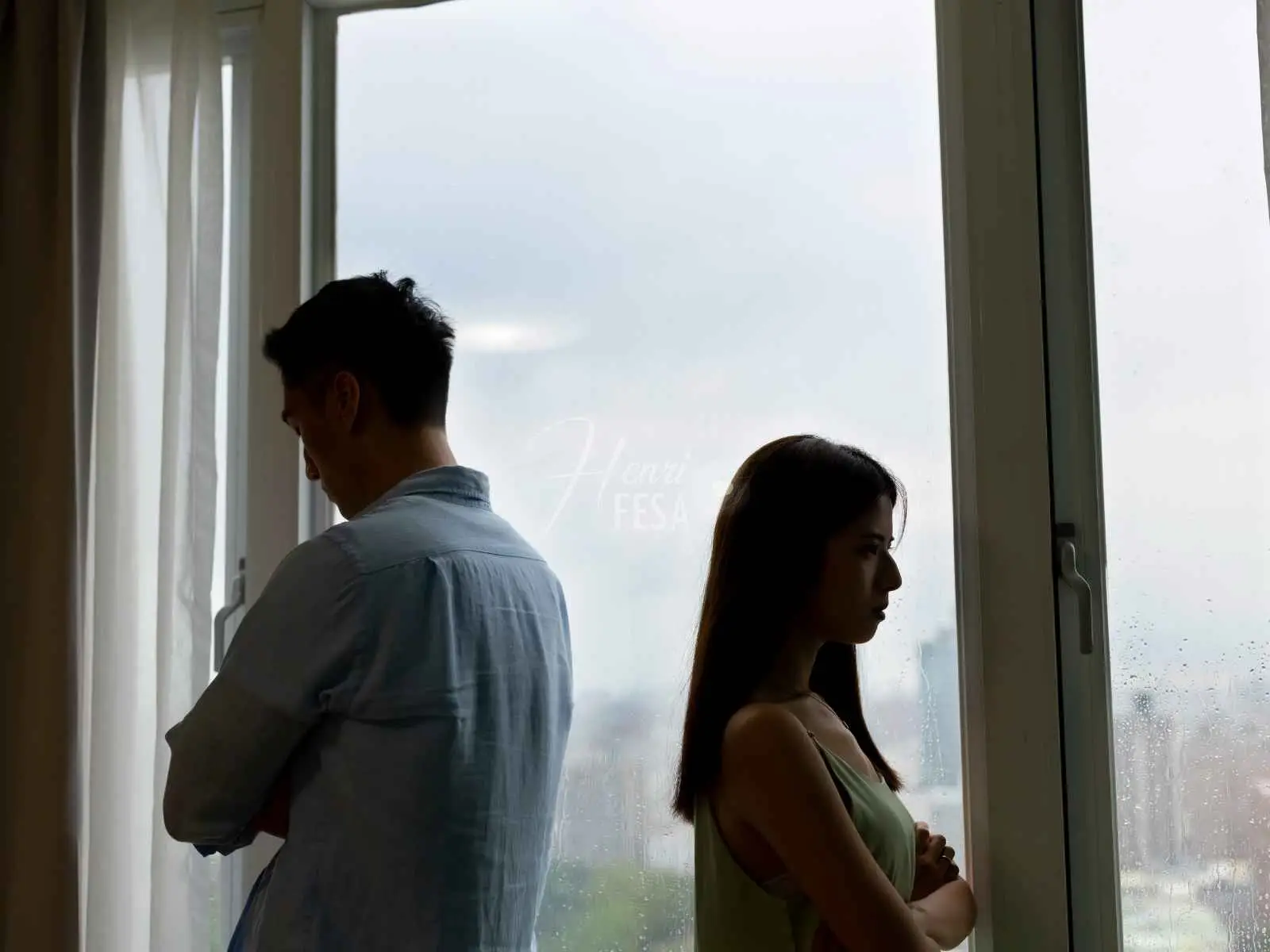 Marido e esposa, ambos de costas um para o outros após um desacordo, deixando a entender que casamento não é fácil!
