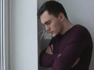 Home triste encostado em um canto da parede por conta da depressão no casamento!