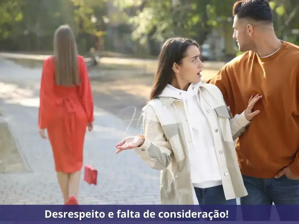 Homem com sua parceira de mãos dadas, olhando descaradamente para outra mulher passando entre eles, e sua parceira o questionado e gesticulando essa atitude de desrespeito!