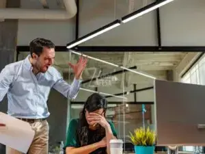 Homem falando de forma agressiva e gesticulando com um homem que vive mal humorado!