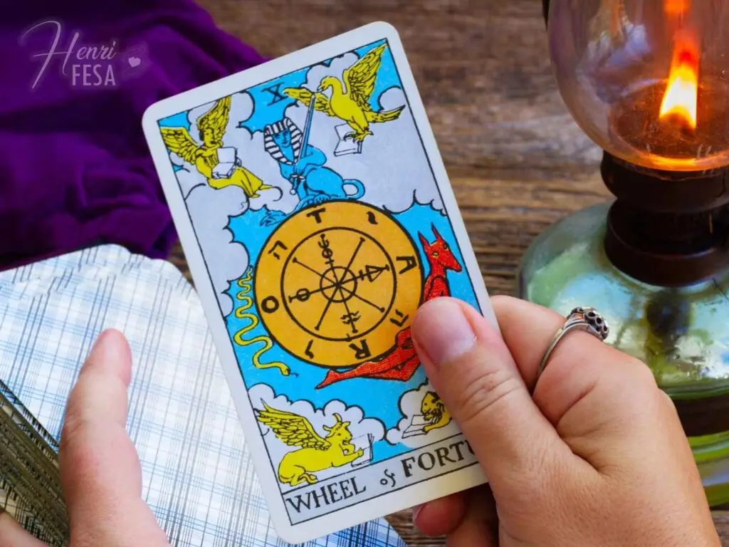 Médium que faz Trabalho para o amor em São Paulo - SP Mãos masculinas segurando as cartas de tarot em uma atendimento espiritual, mostrando como um Médium que faz Trabalho para o amor trabalha!