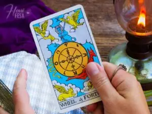 Mãos masculinas segurando as cartas de tarot em uma atendimento espiritual, mostrando como um Médium que faz Trabalho para o amor trabalha!