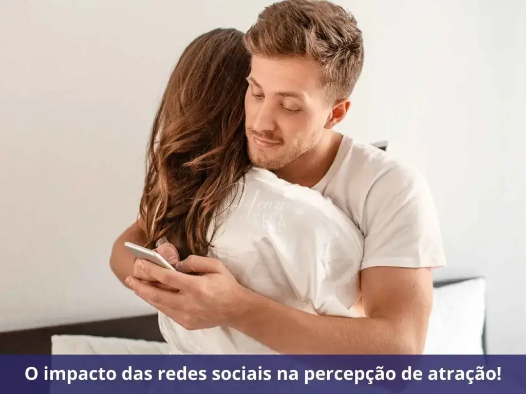 Por que sentimos atração por outra pessoa estando casados? Marido abraçado com a esposa e mexendo nas redes sociais por meio do celular no momento deste abraço!