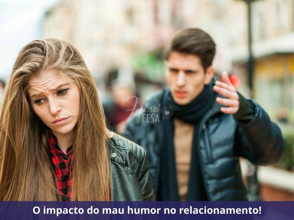 Por que meu marido vive mal humorado? Esposa com semblante de tristeza e cansaço, marido logo atrás gesticulando e falando com um marido mal humorado geralmente se expressa!