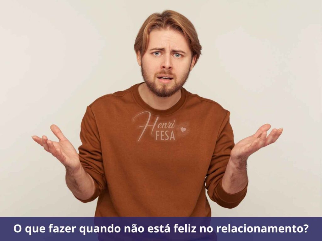 Sinais de um homem infeliz no casamento: conheça agora! Homem olhando direto para a câmera com as palmas das mãos levantadas até a altura do peito, expressando dúvida, como se tivesse dizendo “e agora, o que fazer?”