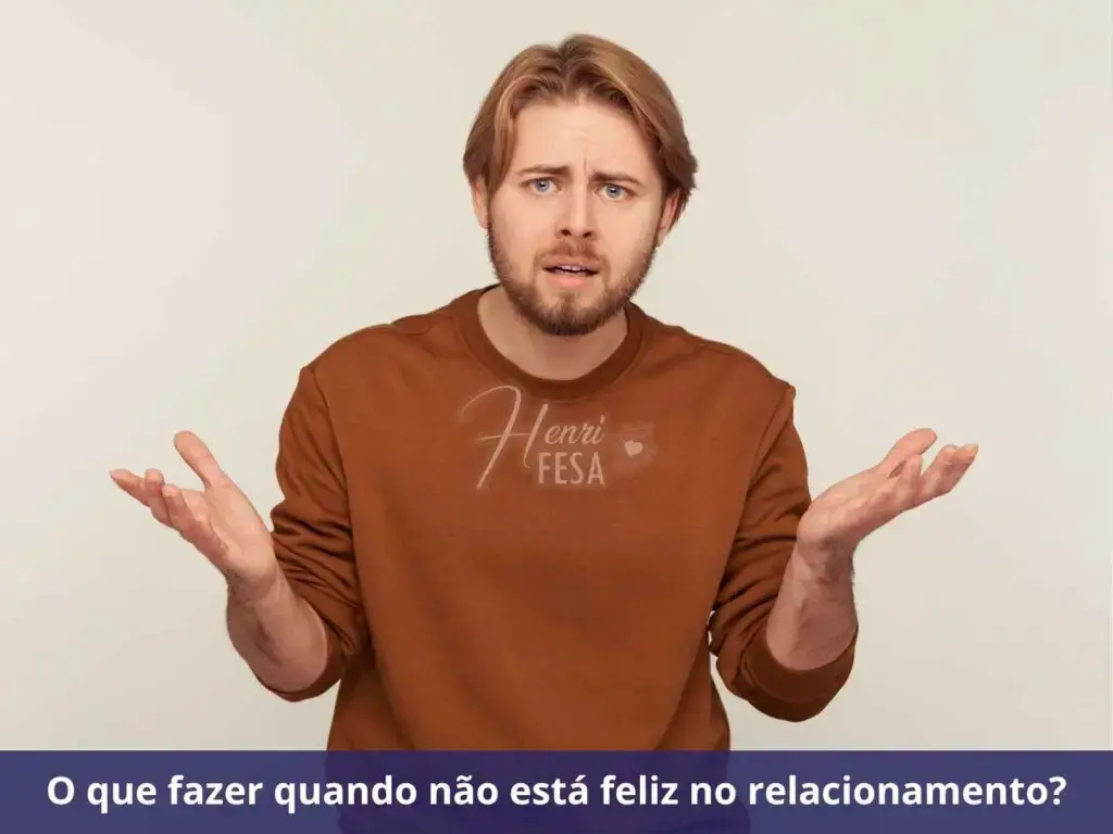 Homem olhando direto para a câmera com as palmas das mãos levantadas até a altura do peito, expressando dúvida, como se tivesse dizendo “e agora, o que fazer?”