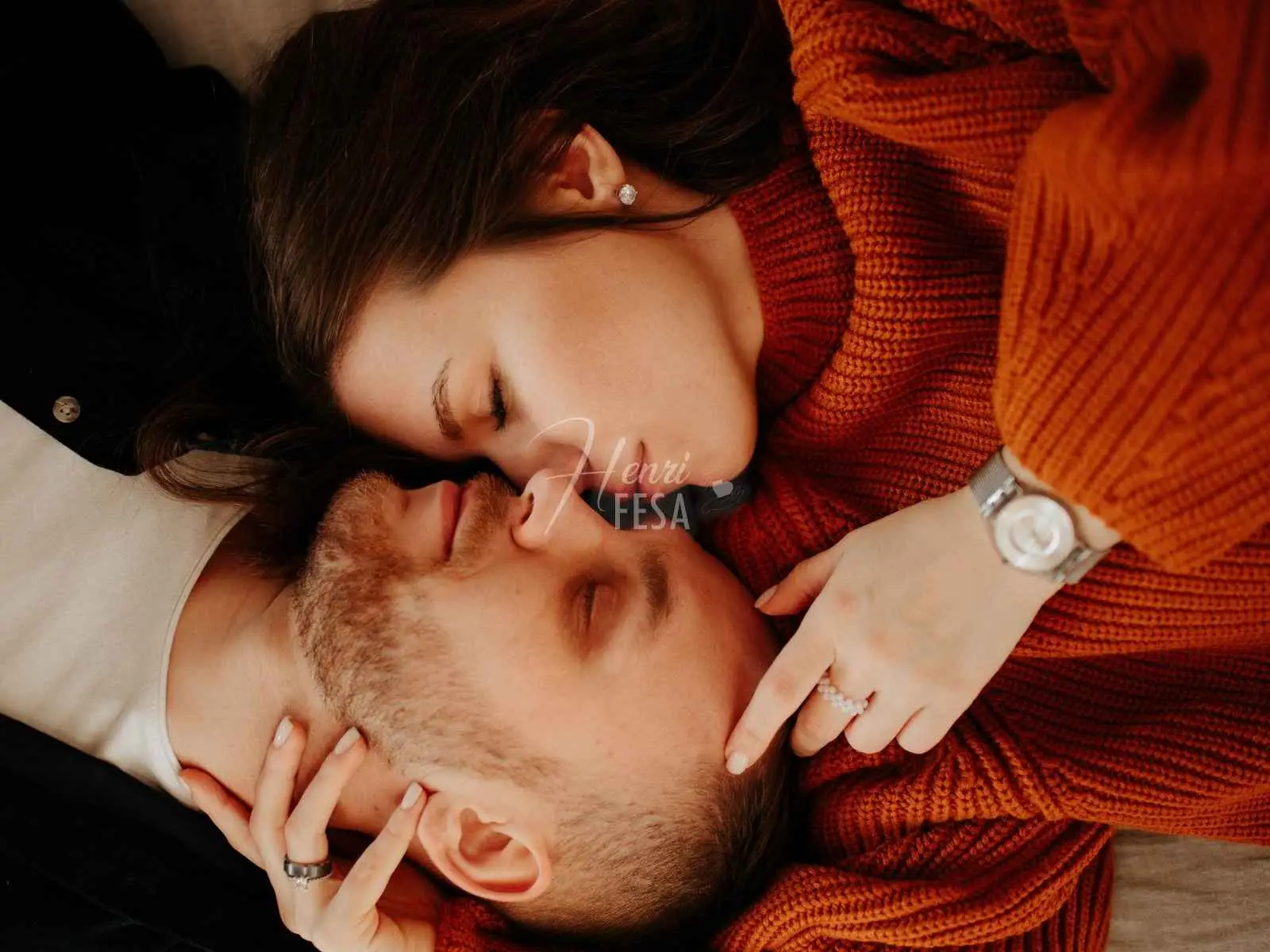Homem e mulher se beijando com as cabeças na posição yin yang, ilustrando com beleza e poesia que os opostos se atraem no amor!
