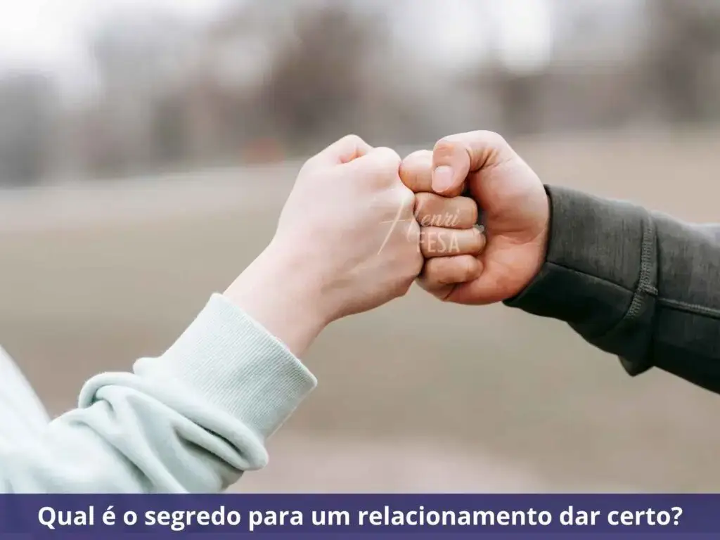 5 coisas para um relacionamento dar certo Casal se cumprimentando com toque de mão simbolizando parceria total, uma das coisas para um relacionamento dar certo!