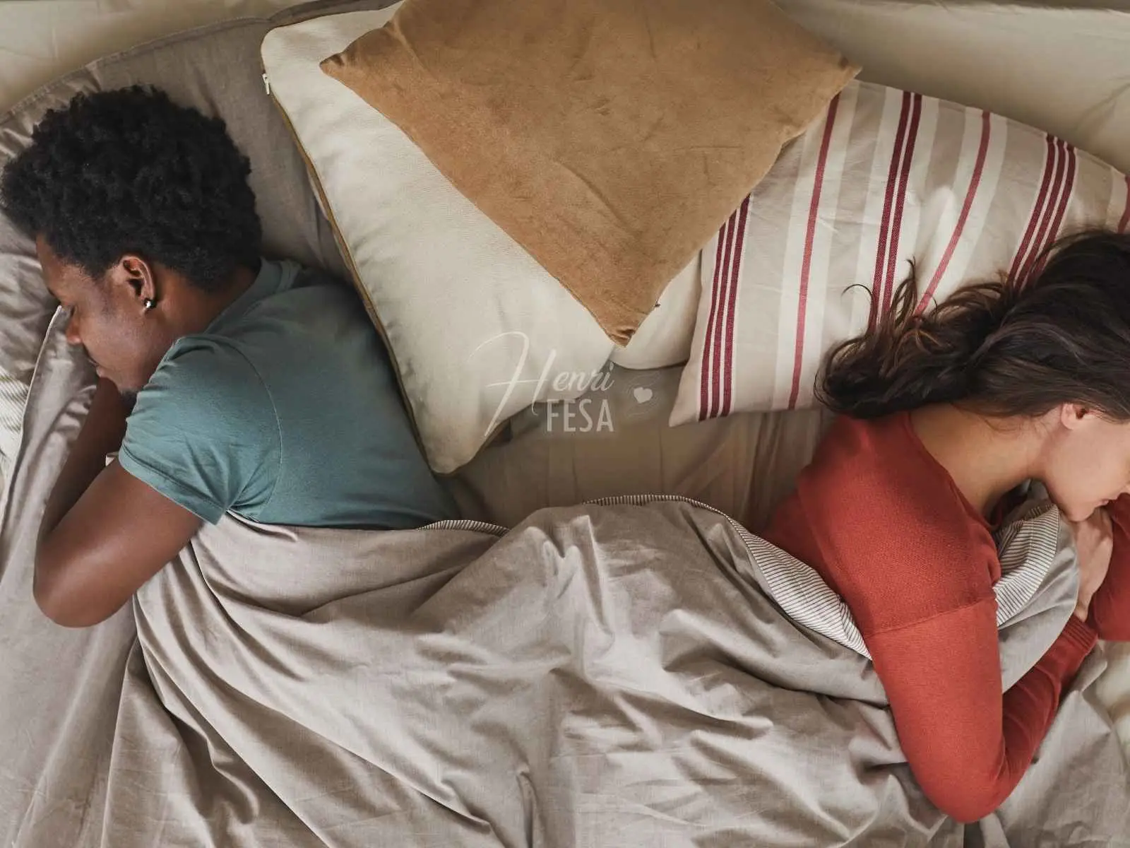 Casal homem e mulher dormindo um de costas para o outro, um dos possíveis sinais de que um relacionamento vai acabar!