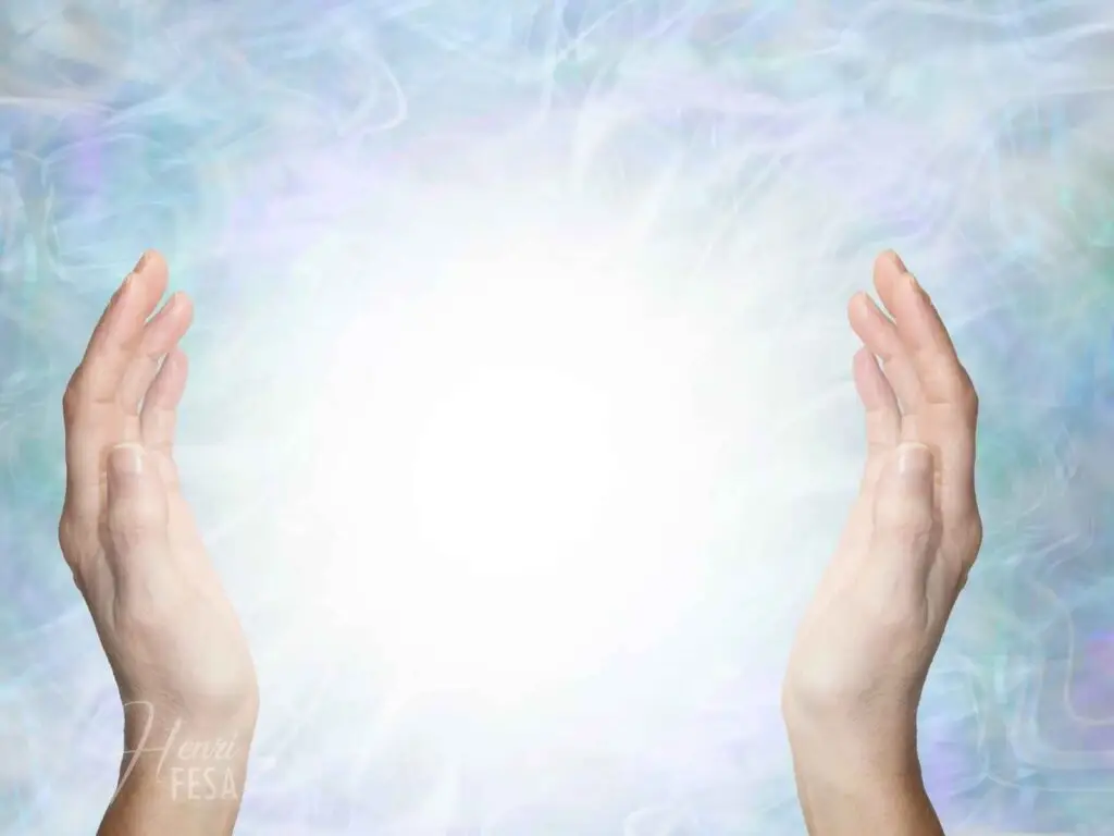 Tratamento Espiritual à distância: entenda como funciona Mãos erguidas ao alto gesticulando emanações de energia positiva envidas ao consulente em um tratamento espiritual à distância, com a ilustração de uma bola de energia luminosa entre as mãos!