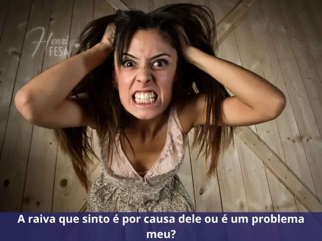 Mulher com as mãos na cabeça descabelada de raiva!